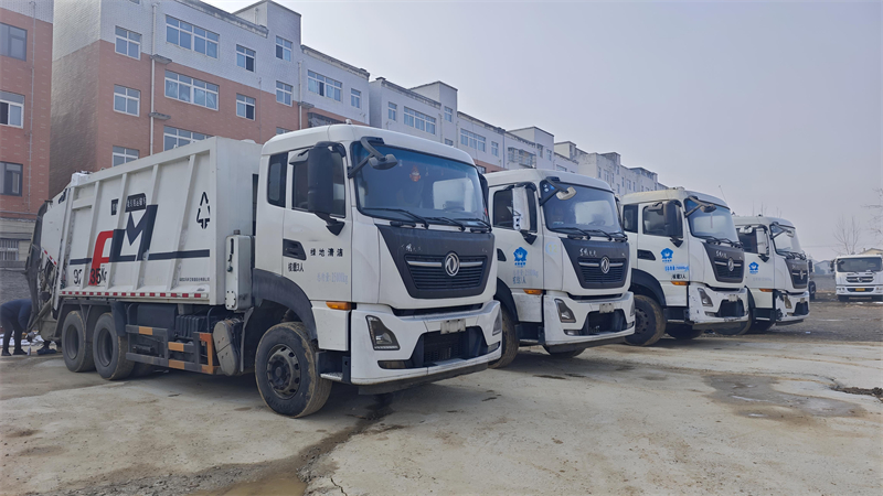 又有4臺(tái)同款25噸福龍馬壓縮垃圾車(chē)已到場(chǎng)